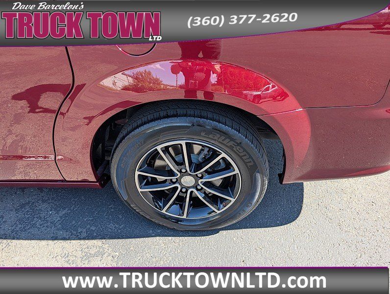 Used 2018 Dodge Grand Caravan SE FWD image 18