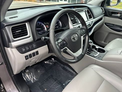 Used 2019 Toyota Highlander XLE image 25