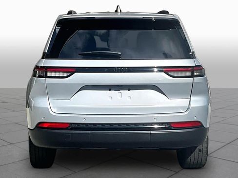 Used 2023 Jeep Grand Cherokee Altitude RWD image 5