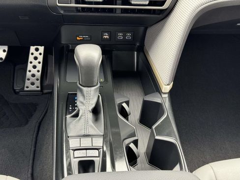 Used 2025 Toyota Camry SE FWD image 6