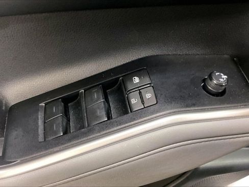 Used 2023 Toyota Highlander XLE AWD/4WD image 40