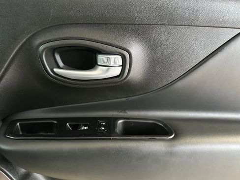 Used 2023 Jeep Renegade Latitude AWD/4WD image 18