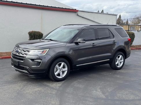 Used 2018 Ford Explorer XLT w/ Equipment Group 201A image 2