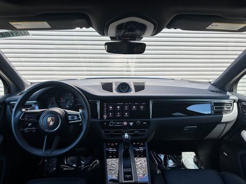 Certified 2025 Porsche Macan image 13