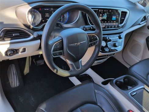 Certified 2023 Chrysler Pacifica Touring-L image 11