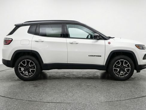 Used 2025 Jeep Compass Trailhawk image 11