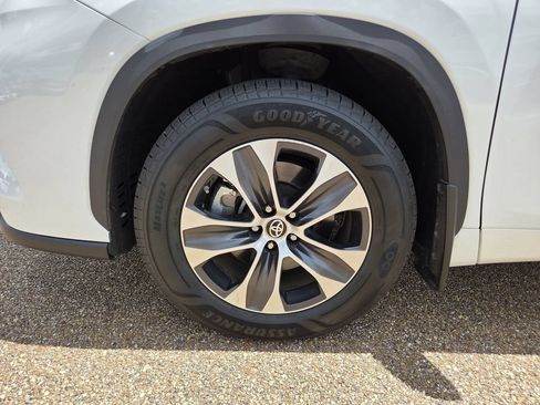 Used 2022 Toyota Highlander XLE FWD image 26