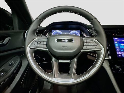 New 2025 Jeep Grand Cherokee Altitude image 7