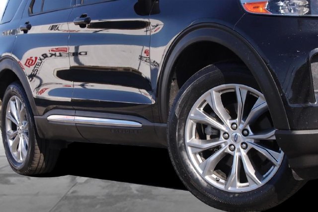 Used 2020 Ford Explorer XLT w/ Equipment Group 202A AWD/4WD image 3