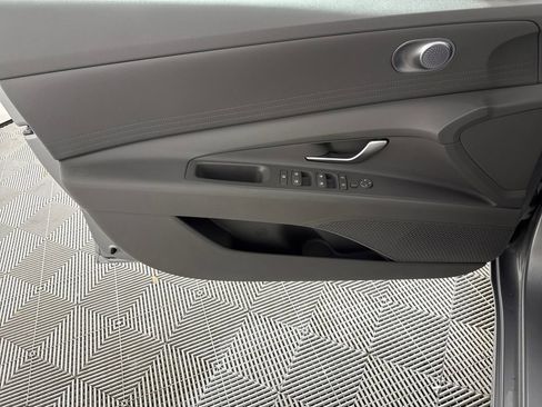 Used 2022 Hyundai Elantra SE FWD image 12