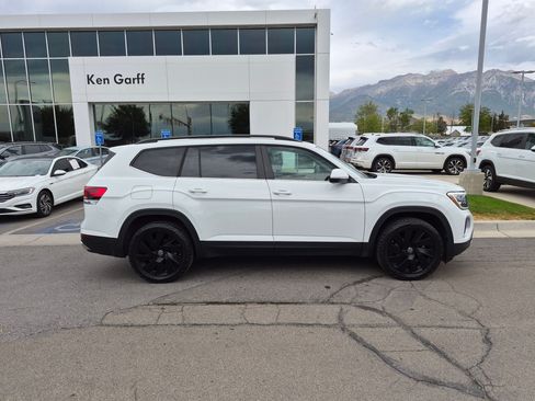 Used 2024 Volkswagen Atlas SE w/ Panoramic Sunroof Package AWD/4WD image 2