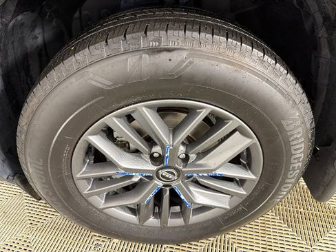 Used 2023 Nissan Rogue S image 11