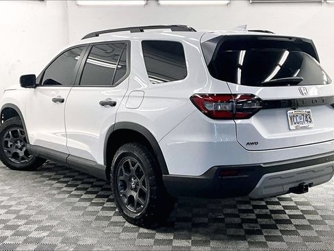 Used 2025 Honda Pilot TrailSport image 10