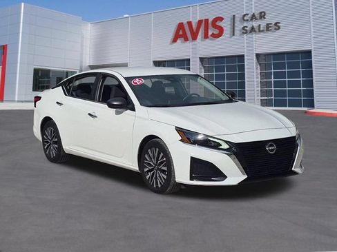 Used 2025 Nissan Altima 2.5 SV FWD image 3