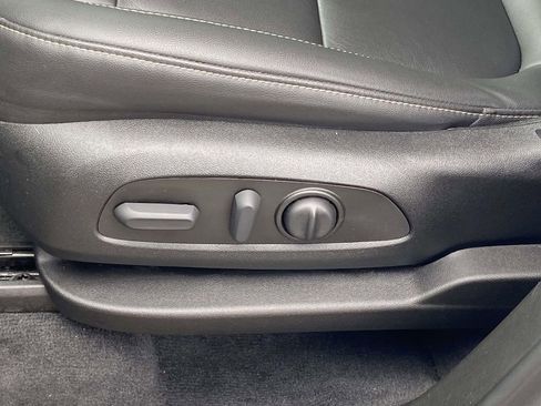 Used 2023 Chevrolet Traverse LT image 15