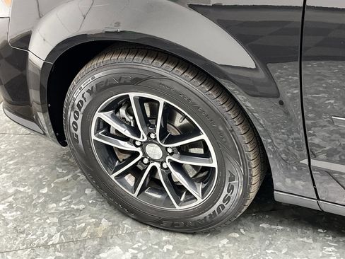 Used 2016 Dodge Grand Caravan R/T image 26