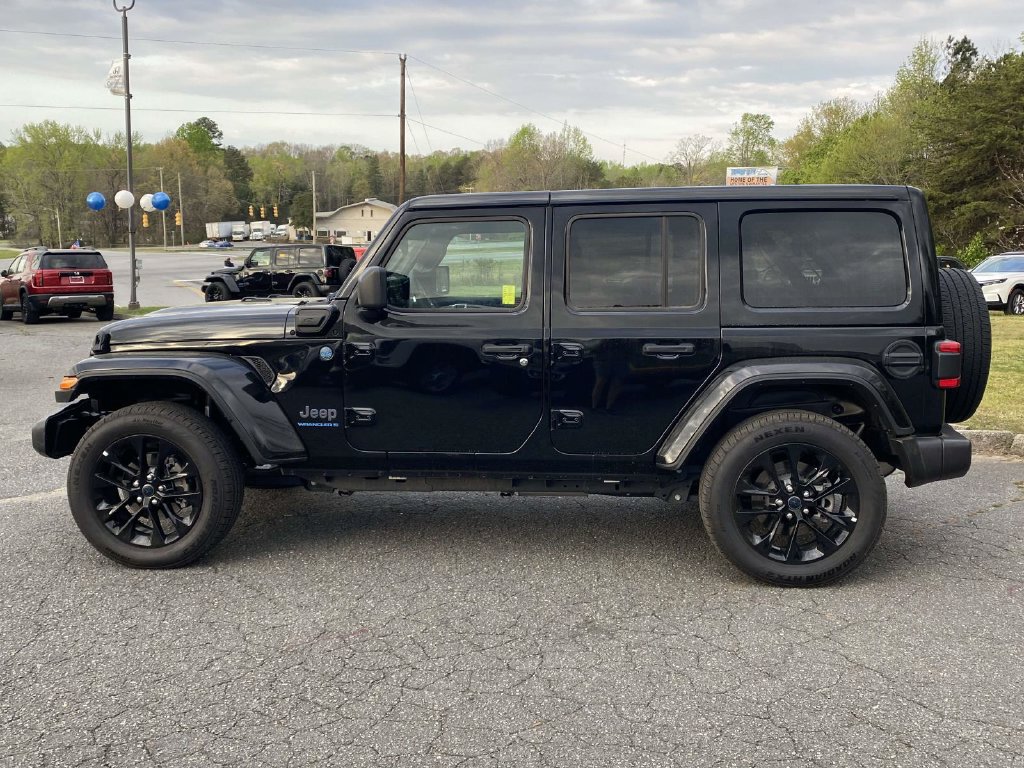 Used 2025 Jeep Wrangler Unlimited Sahara w/ Safety Group AWD/4WD image 2