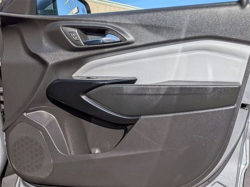 Used 2025 Chevrolet Trax LT w/ LT Convenience Package image 32