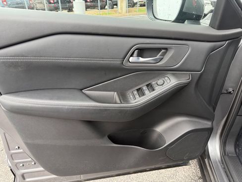 Used 2025 Nissan Rogue SV w/ SV Premium Package FWD image 12