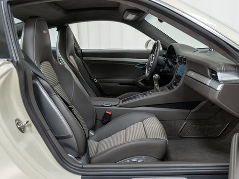 Certified 2014 Porsche 911 50th Anniversary Edition RWD image 41