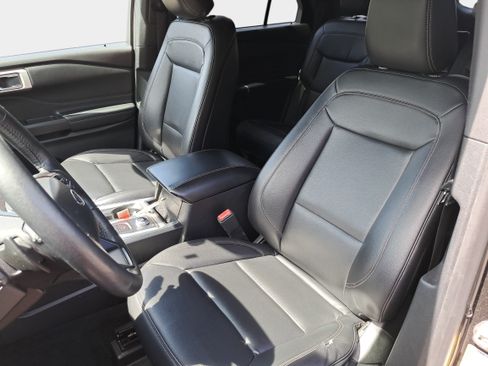 Used 2020 Ford Explorer XLT w/ Equipment Group 202A AWD/4WD image 16