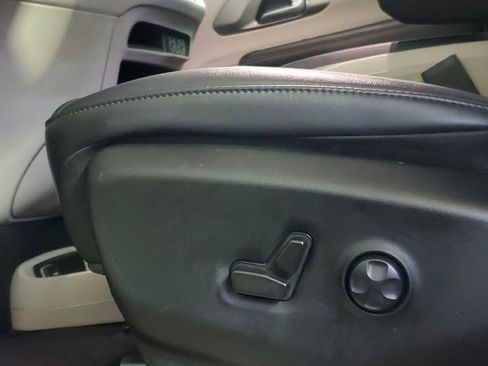 Used 2024 Chrysler Pacifica Touring-L image 17