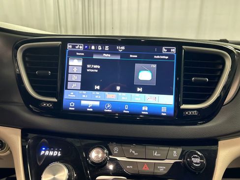 Used 2024 Chrysler Pacifica Touring-L image 17