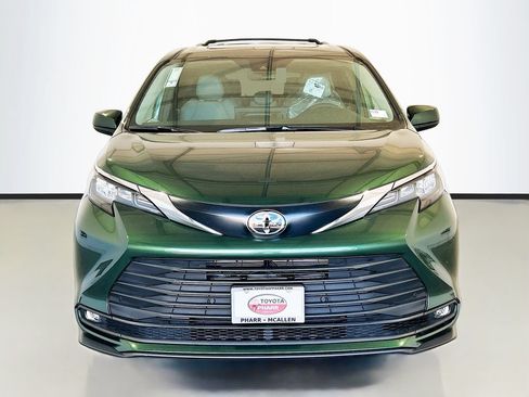New 2026 Toyota Sienna XLE FWD image 2