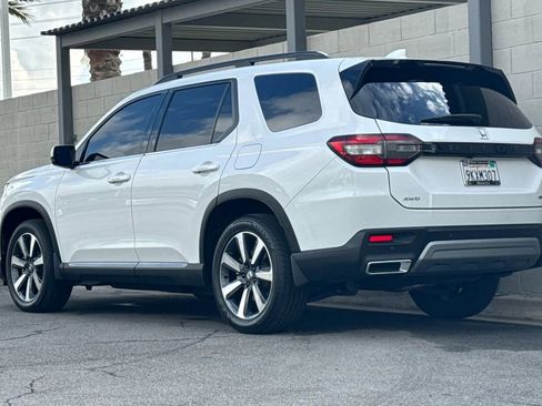 Certified 2024 Honda Pilot Touring image 3