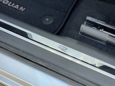 Certified 2022 Volkswagen Tiguan SE R-Line image 14