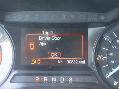 Used 2018 Ford Explorer XLT image 2