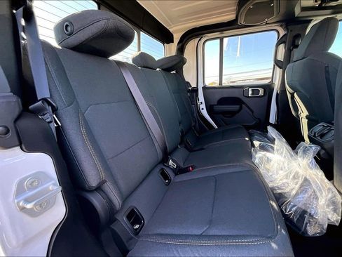 New 2025 Jeep Gladiator Sport image 9