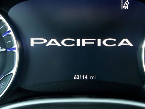 Used 2024 Chrysler Pacifica Touring-L FWD image 20