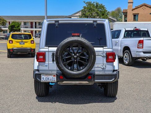 Used 2024 Jeep Wrangler Unlimited Sahara w/ Technology Group AWD/4WD image 5