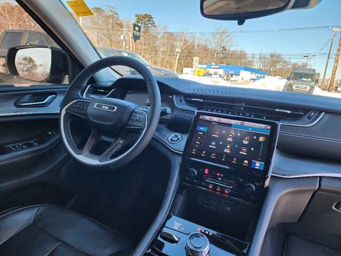 Used 2023 Jeep Grand Cherokee Limited w/ Black Appearance Package image 28