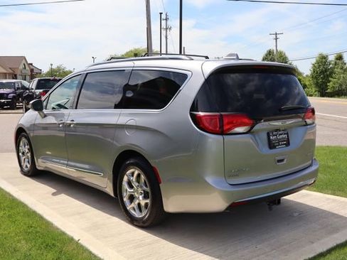 Used 2018 Chrysler Pacifica Limited FWD image 32