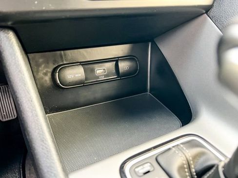 Certified 2022 Kia Niro LX image 21