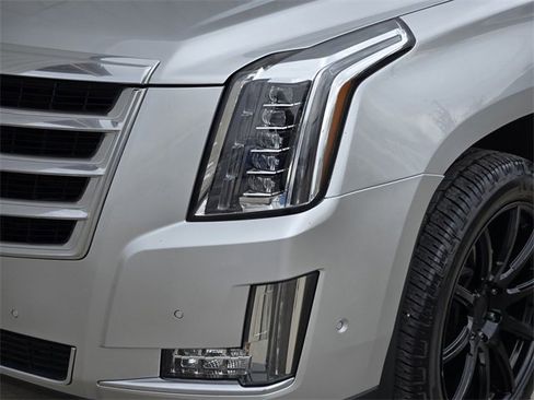 Used 2017 Cadillac Escalade Luxury image 12