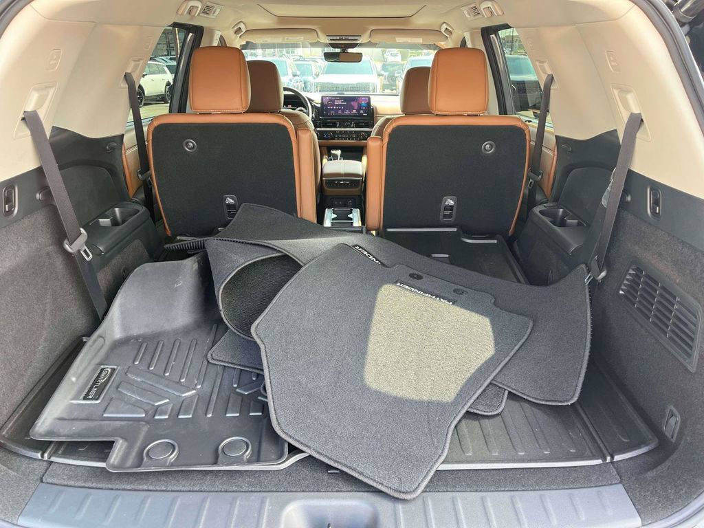 Used 2026 Nissan Pathfinder Platinum FWD image 8
