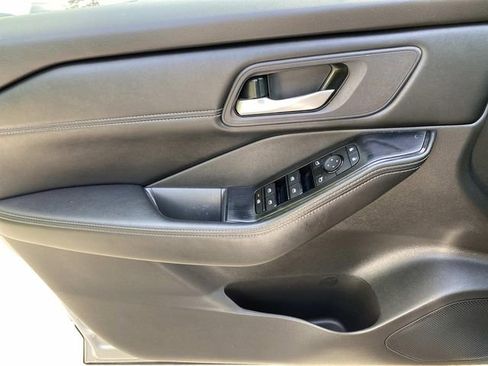 Used 2024 Nissan Rogue SV w/ SV Premium Package FWD image 19