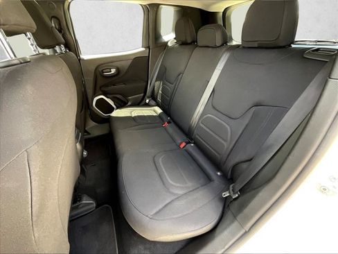Used 2018 Jeep Renegade Latitude FWD image 24