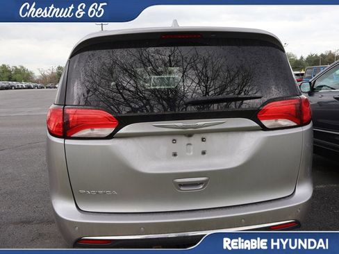 Used 2017 Chrysler Pacifica Touring-L image 19