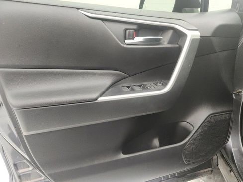 Used 2022 Toyota RAV4 SE image 11