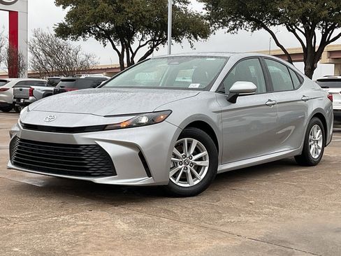 Used 2025 Toyota Camry LE image 2