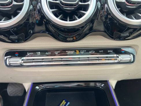 Used 2023 Mercedes-Benz GLB 250 4MATIC w/ Premium Package image 32