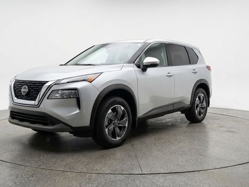 Used 2025 Nissan Rogue SV image 3