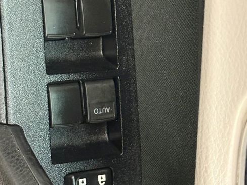 Used 2015 Toyota Corolla LE image 24