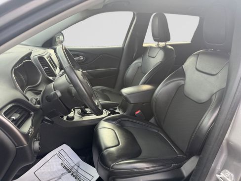 Used 2019 Jeep Cherokee Latitude Plus w/ Cold Weather Group image 9