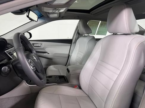 Used 2017 Toyota Camry XLE w/ Moonroof Package FWD image 5