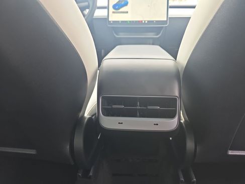 Used 2022 Tesla Model Y Performance image 36